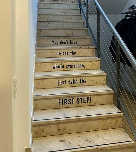 Eine Treppe mit Text beklebt
