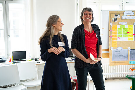 Anne Lehmann und Andrea Emmerich stehen nebeneinander und lachen