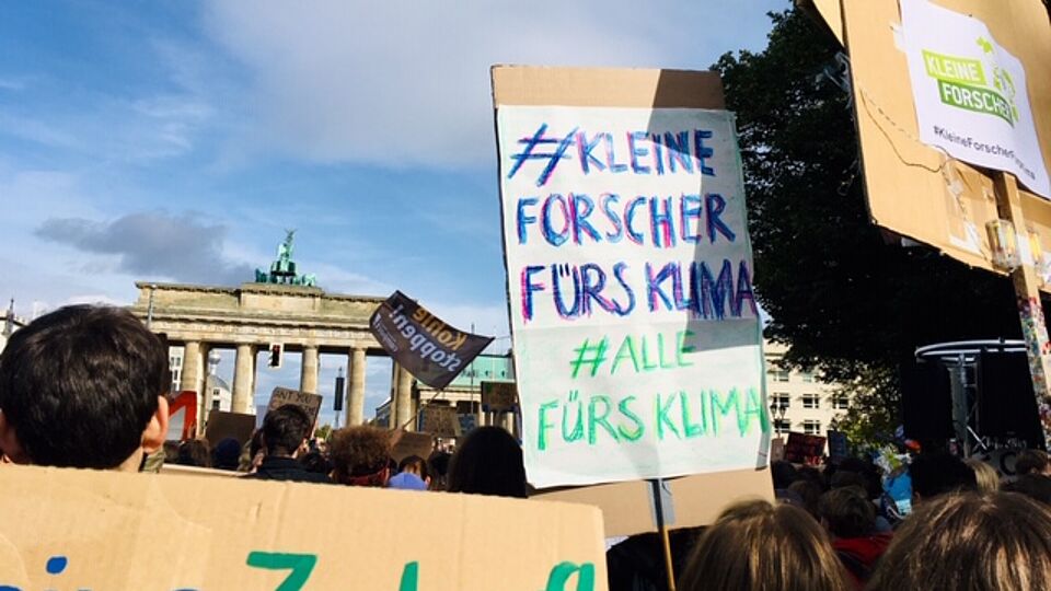 Demonstrierende vor dem Brandenburger Tor