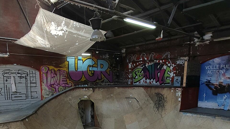 Eine Skatehalle mit Rampe