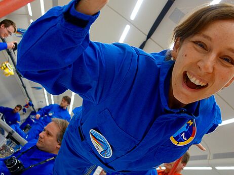 Die Astronautin schwebt während eines Tests