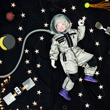 Ein Kind ist als Astronaut verkleidet